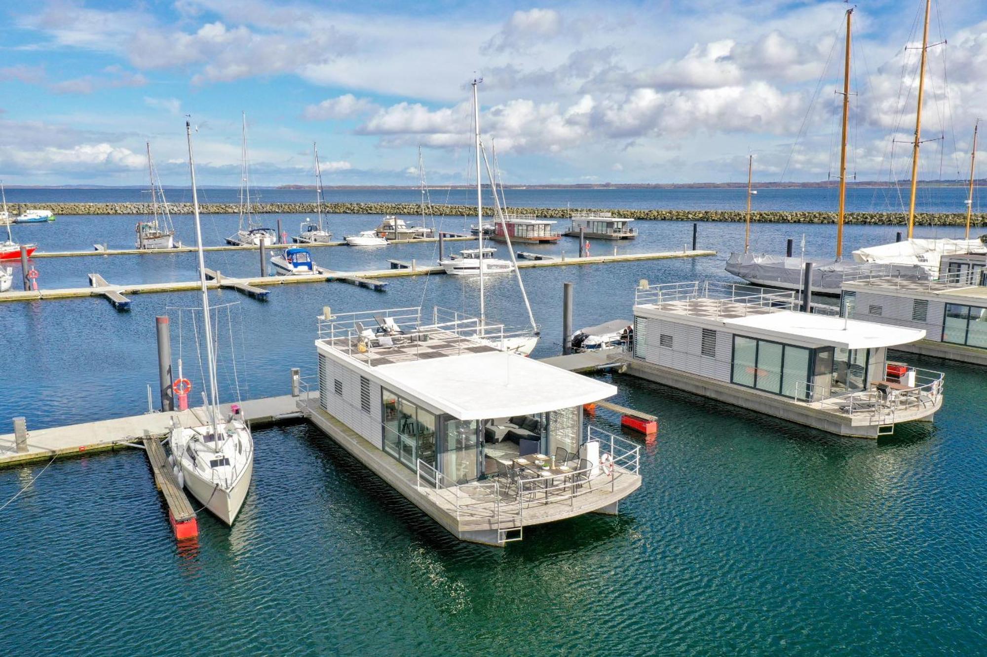 Exklusives Ostsee-Hausboot, Kueche Mit Spueler, Tv, Grosse Sonnenterrasse, 3X Kostenfreie Kfz-Parkplaetze, Klimaanlage, Bis Zu 6 Personen, 2X Baeder, Waschmaschine Boltenhagen  Exterior foto